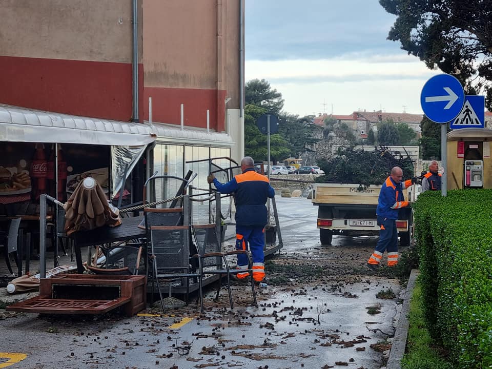 (FOTO) Olujno nevrijeme pogodilo Poreč i prouzročilo veće materijalne štete, nema ozlijeđenih